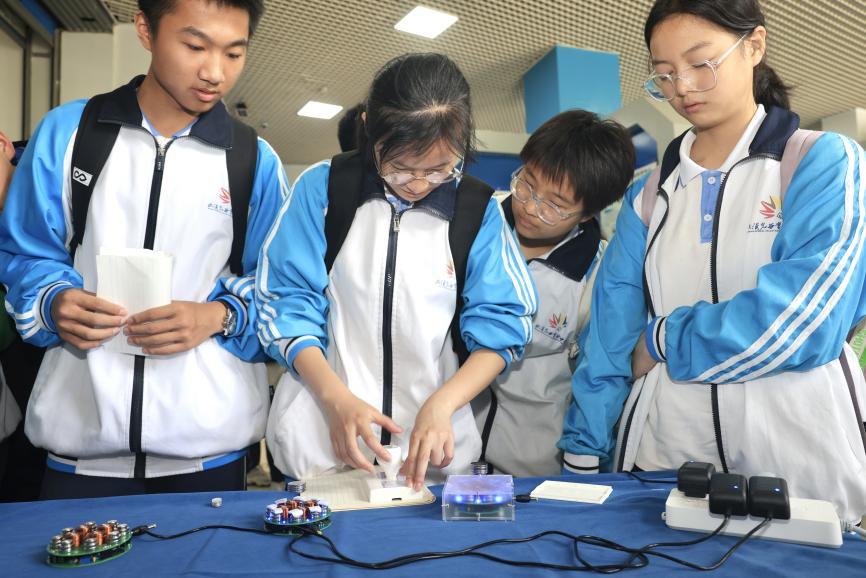 “国之重器”里的科学启蒙课 强磁场科普活动在华科大举行