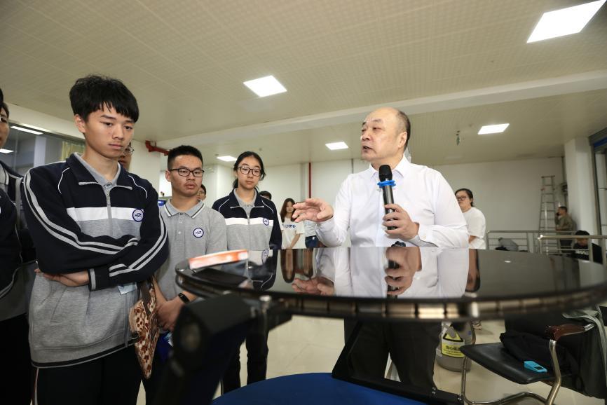 “国之重器”里的科学启蒙课 强磁场科普活动在华科大举行