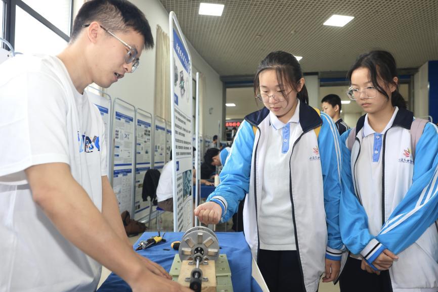 “国之重器”里的科学启蒙课 强磁场科普活动在华科大举行