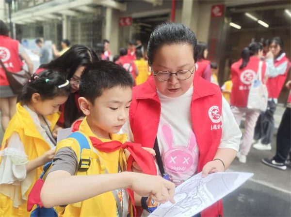 渝中区开展青少年社区公益行动