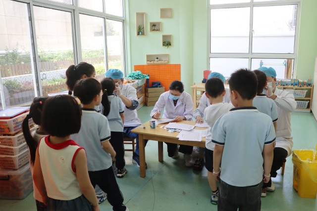 合肥市八院口腔科走进巢湖市中心幼儿园开展儿童局部涂氟活动