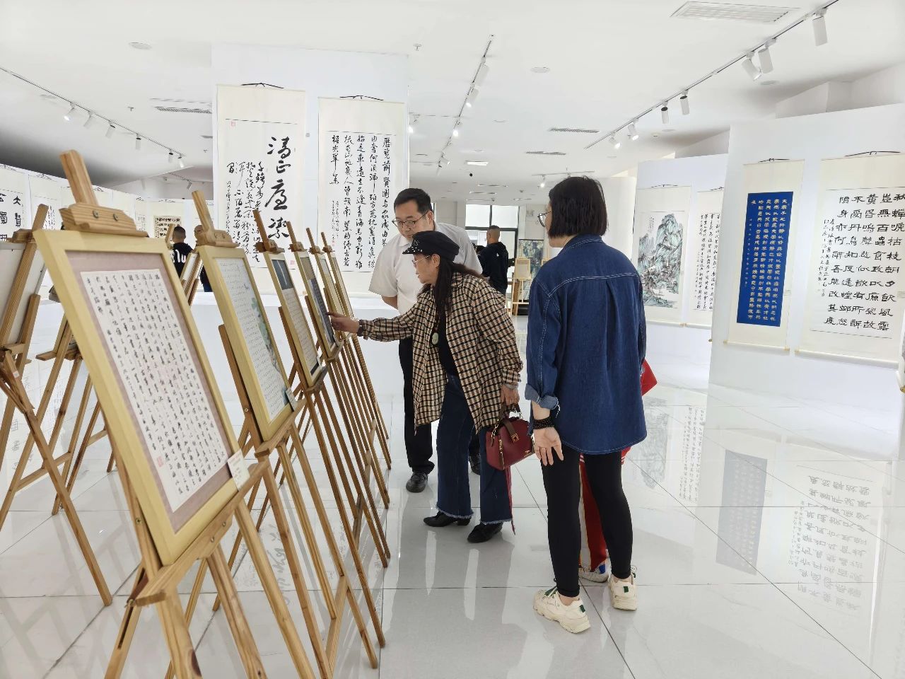 2025年“清风传书韵·廉洁黔西南”书画展开展