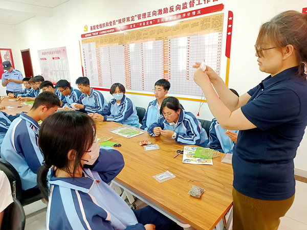 燕乐园社区开展“端午巧手制香囊 禁毒知识伴安康”禁毒主题手工制作活动&amp;#8203;