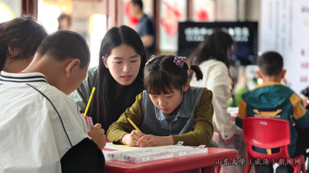 山东大学艺术学院(威海)“以画疗心”团队举办全国助残日主题实践展