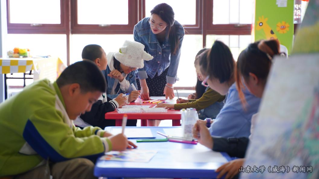 山东大学艺术学院(威海)“以画疗心”团队举办全国助残日主题实践展
