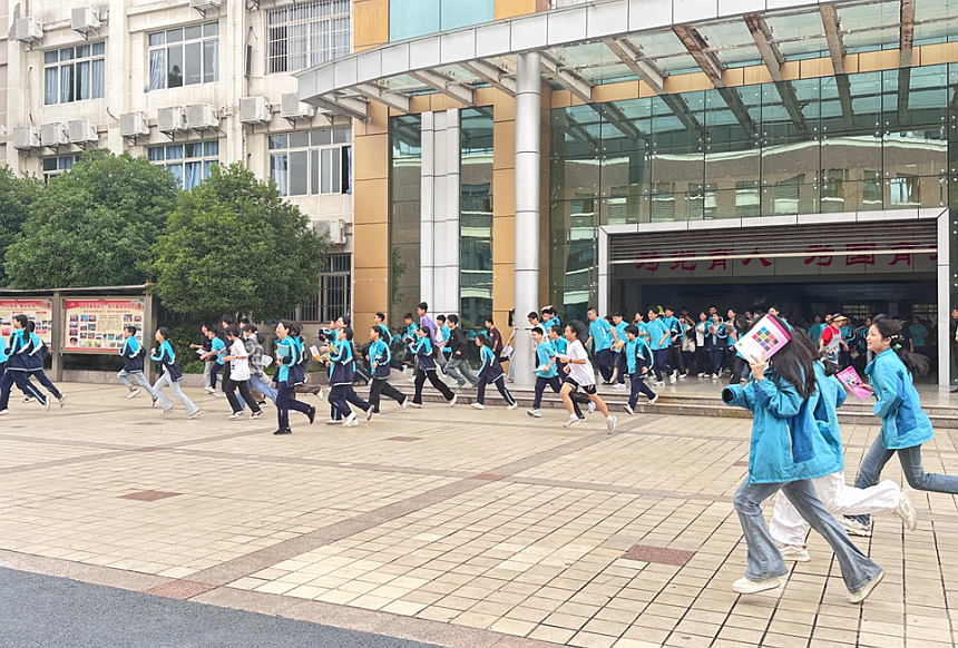 四川遂宁一中开展防震减灾应急疏散演练活动