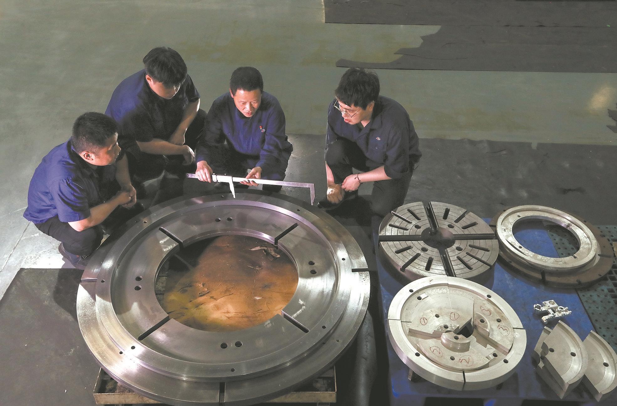 在火箭“心脏”钻刻“中国精度”