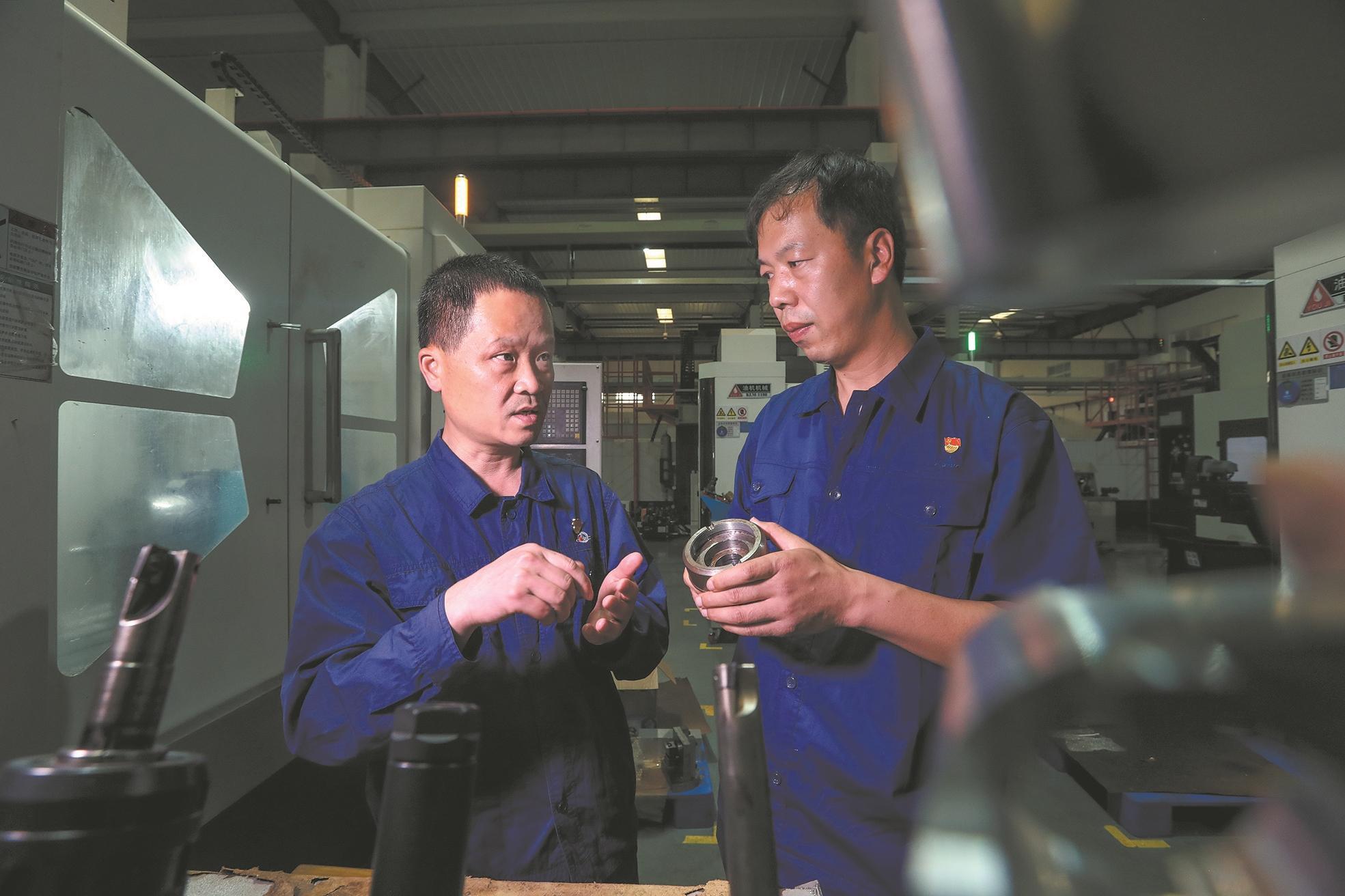 在火箭“心脏”钻刻“中国精度”