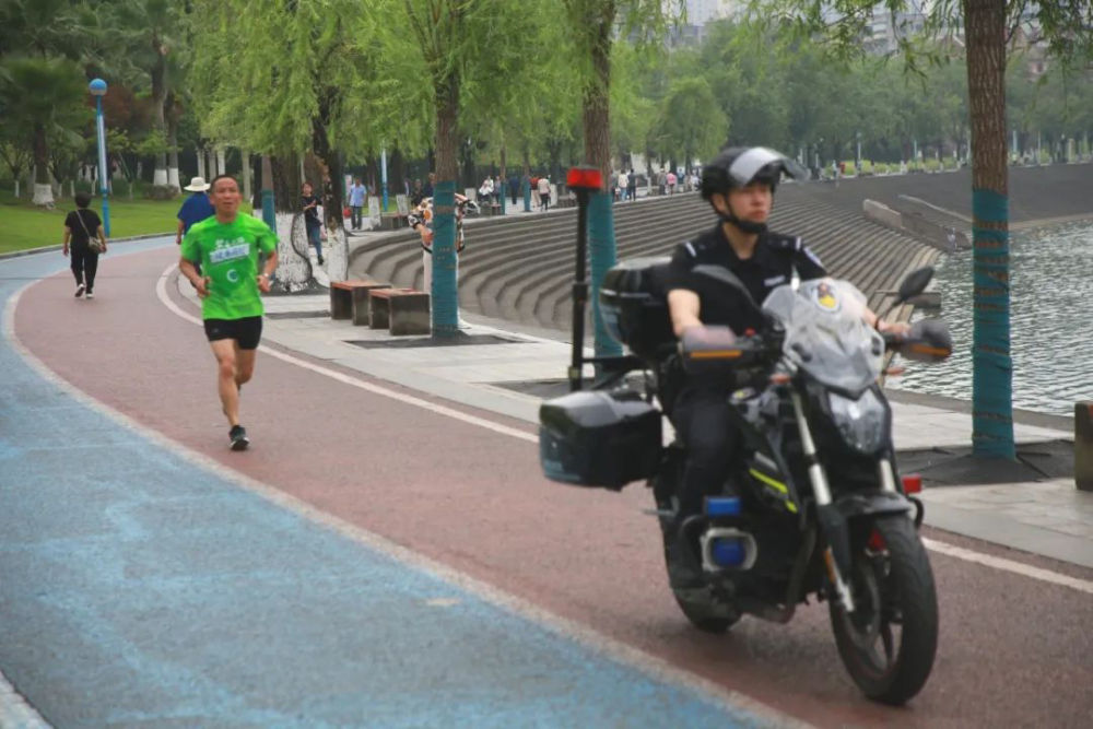 重庆市开州区举行汉丰湖禁毒主题徒步大赛