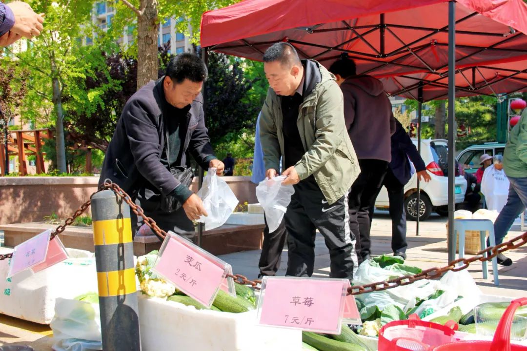 威海临港区这场助农产品公益大集开在居民“心坎里”