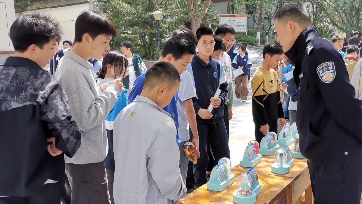 彩色糖果、奶茶包竟是毒品？“驼铃”禁毒宣讲队进校园