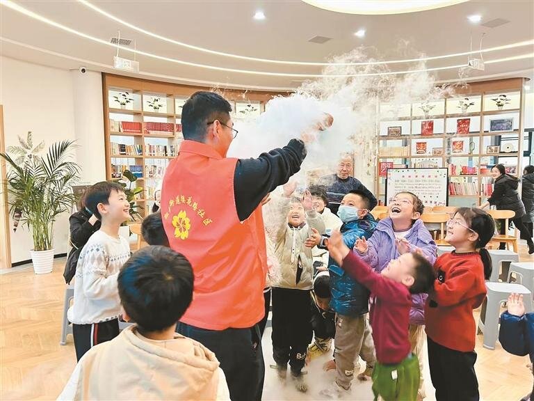 陕西西安：科普课堂点亮孩童科学梦想