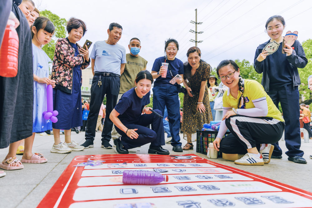 以爱为桥，共见担当： 浙江慈溪桥头镇十大志愿服务行动筑起惠民共富桥