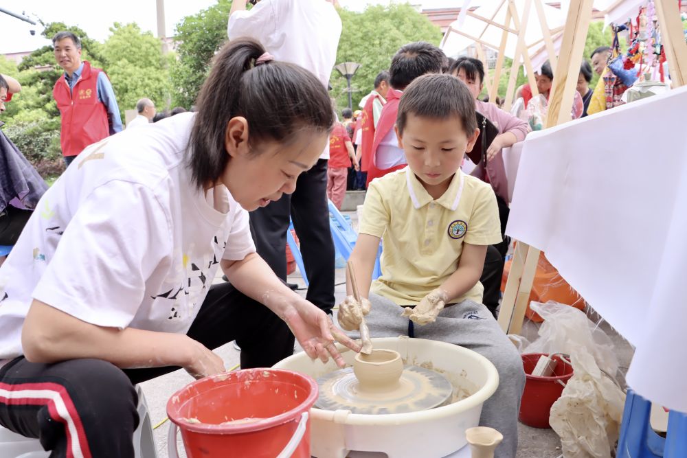 以爱为桥，共见担当： 浙江慈溪桥头镇十大志愿服务行动筑起惠民共富桥