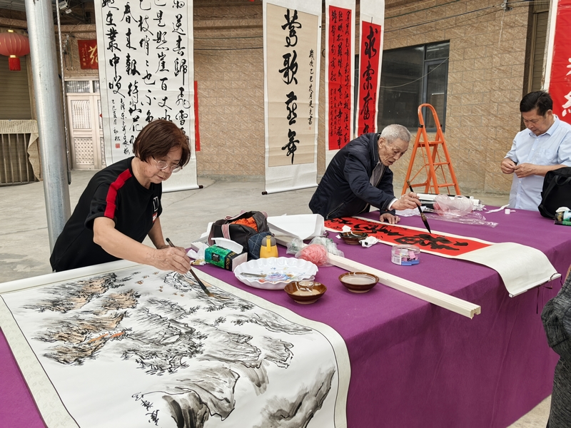 黔南瓮安：银龄泼墨共绘书画艺术