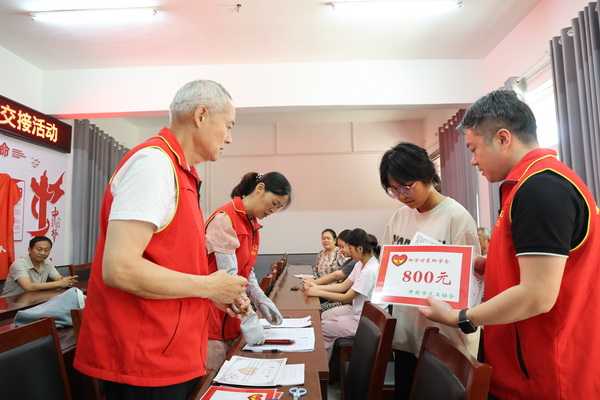 河南省开封市义工协会为12名乡村生活遇困生发放爱心助学金11800元