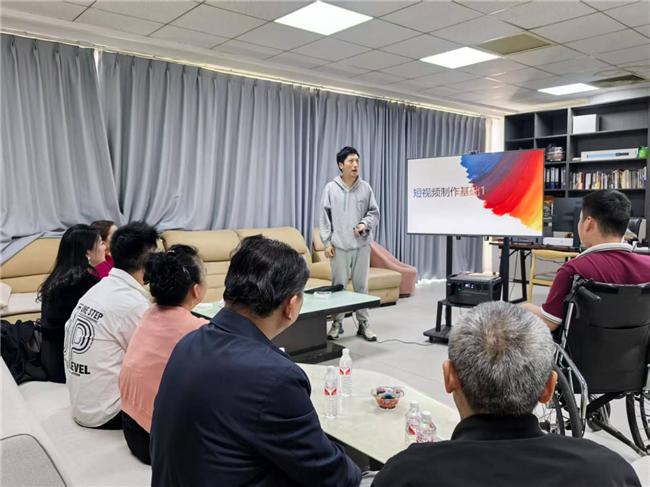 南昌职业大学助残组织助力残疾人发展 公益授课点亮电商新途