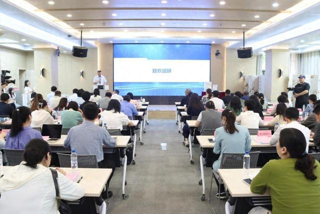 为基层工作赋能！将“教科书”送到一线社工手中