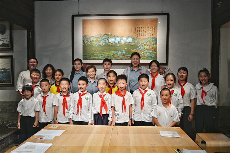 奥运冠军边疆行志愿服务走进红河 走到群众身边