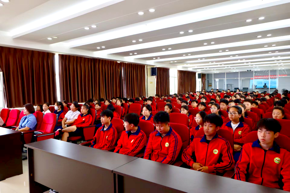 筑牢青春防线 禁毒宣讲进校园