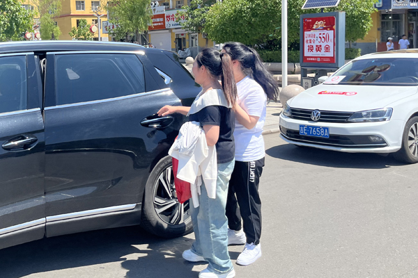 吉林通化县微公益协会开展“爱心送考 为梦起航”志愿服务活动