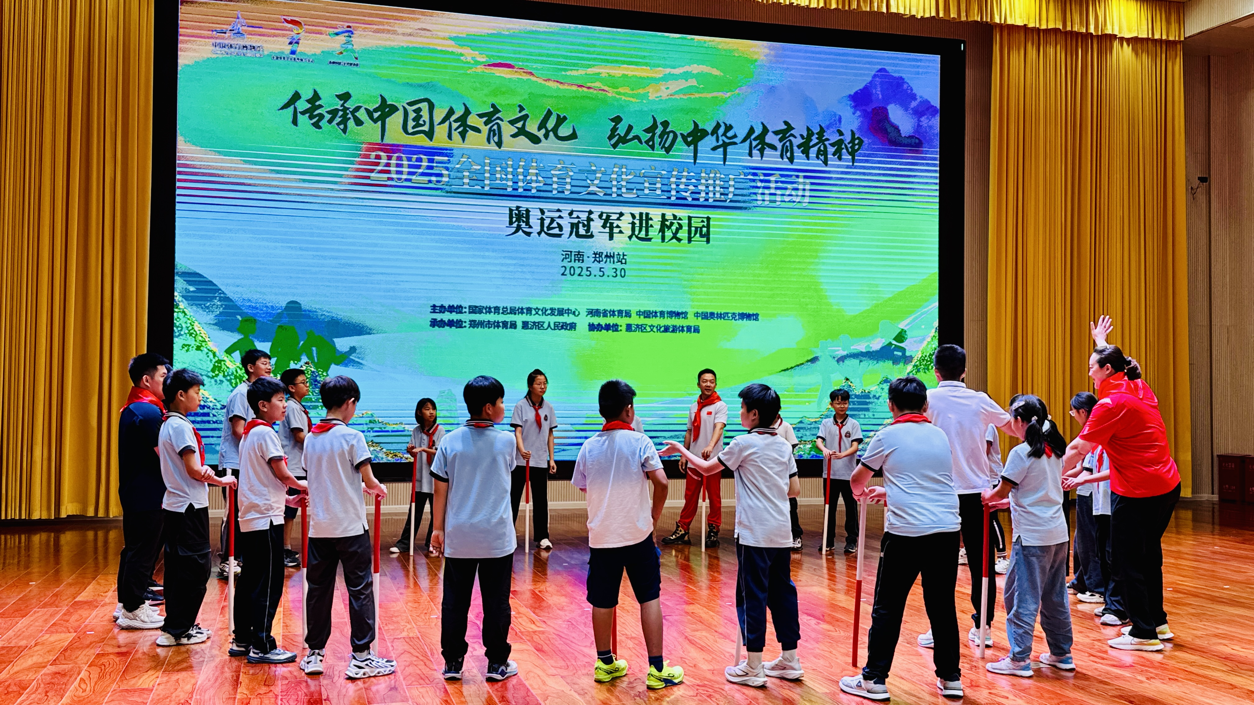 奥运冠军进校园 榜样的力量引燃少年梦想