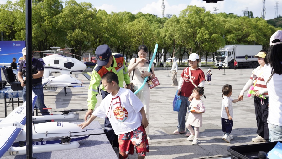 零距离学应急本领 重庆市2025年“安全生产月”活动启动