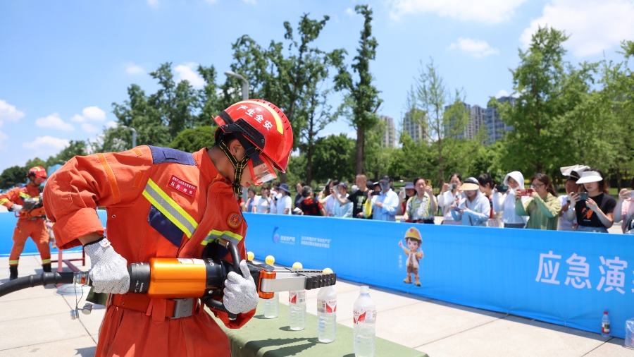 零距离学应急本领 重庆市2025年“安全生产月”活动启动