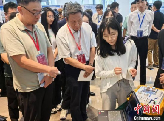 湘江畔的“青春梦工厂”：看大学生如何把创意“酿”成现实