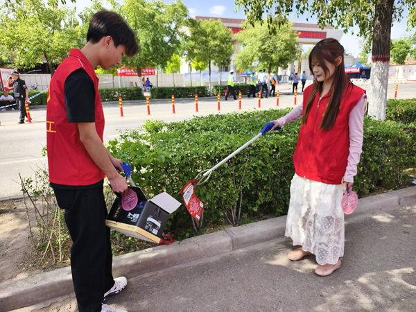 内蒙古包头市土右旗开展“志愿服务送清凉 助力高考献爱心”活动