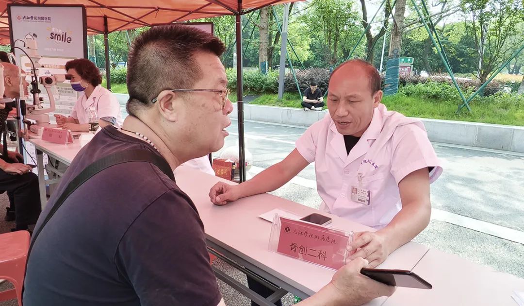 九江学院附属医院联合多家单位举办“艾香五月·惠民万家” 慈善公益大集活动