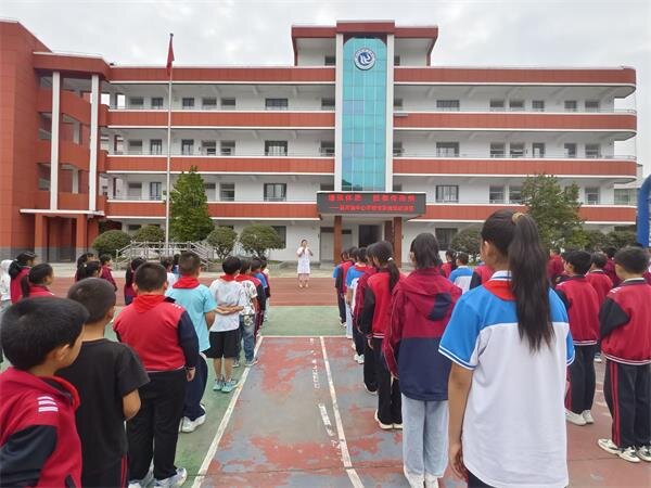 湖北省十堰市竹溪县河镇中心学校开展“预防食物中毒”应急演练活动