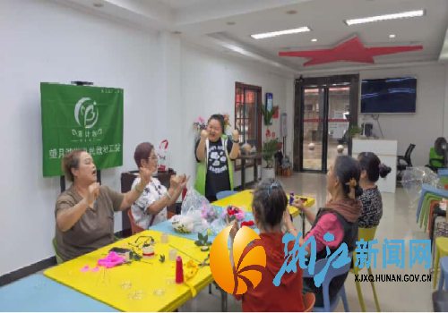 湖中社区：社工助力夕阳红，手指灵动乐无穷