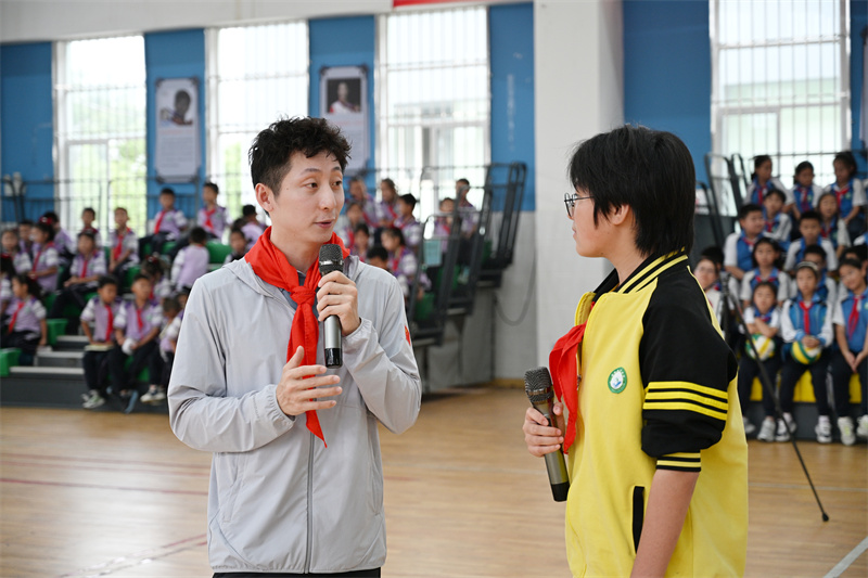 奥运冠军边疆行志愿服务走进红河 走到群众身边