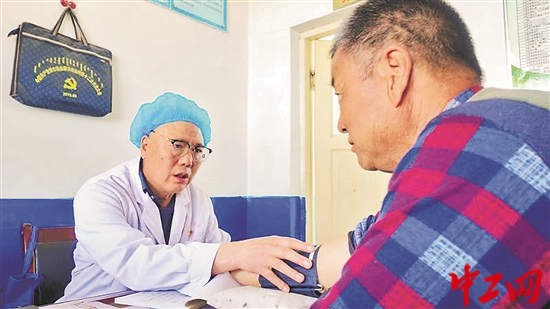 跟着劳模去上班｜乡村医生李枝贵：手机一响，随叫随到