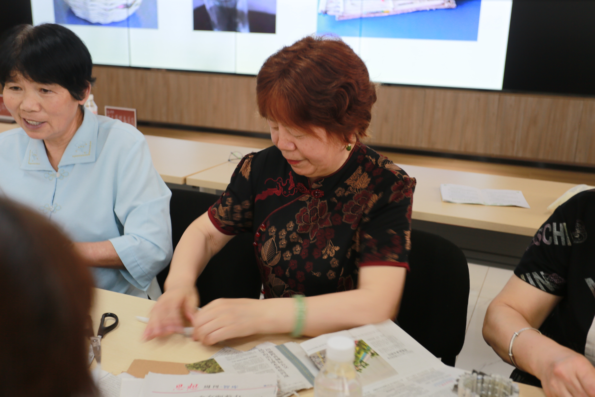 当废旧报纸遇上夏日，这场社区环保派对玩出“无废”新花样！