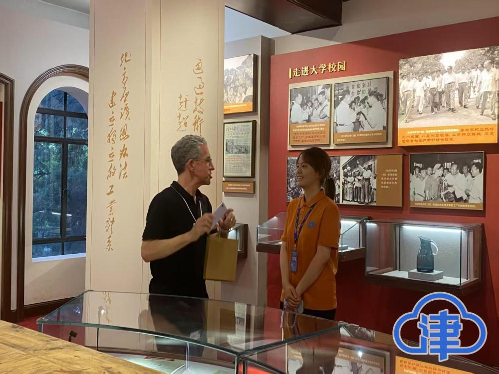 天津科技大学“润园+”思政实践走进达沃斯志愿服务现场