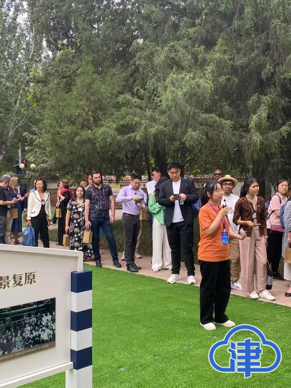 天津科技大学“润园+”思政实践走进达沃斯志愿服务现场