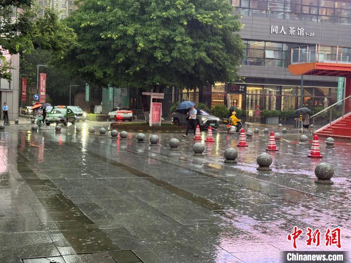 暴雨袭蓉交通受阻 成都启动防汛三级应急响应
