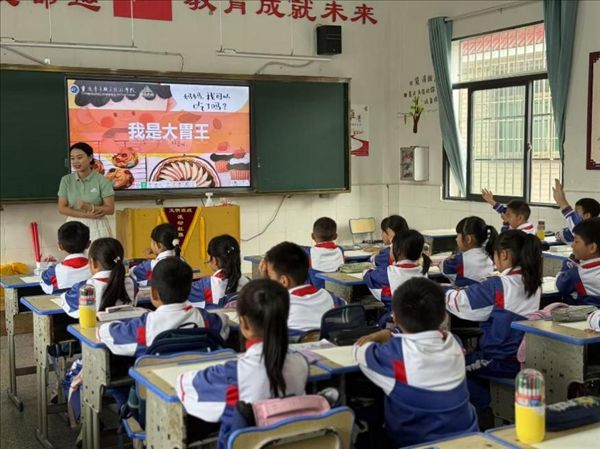 重庆青年职业技术学院“育青苗”志愿服务队赴贵州安顺开展美育课程实践