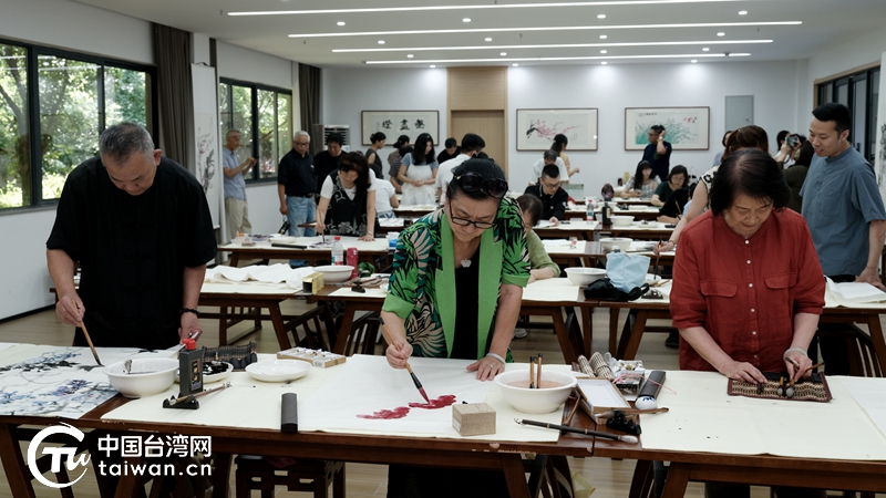 “荷和梅美”2025杭台书画展在杭州临平美术馆开幕