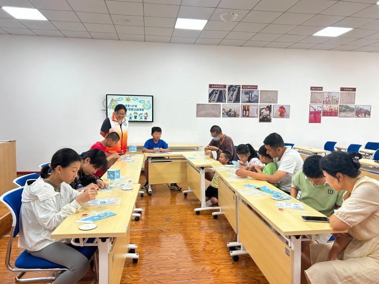 沙子口街道社工站组织开展探索π计划之走马灯原理公益课堂