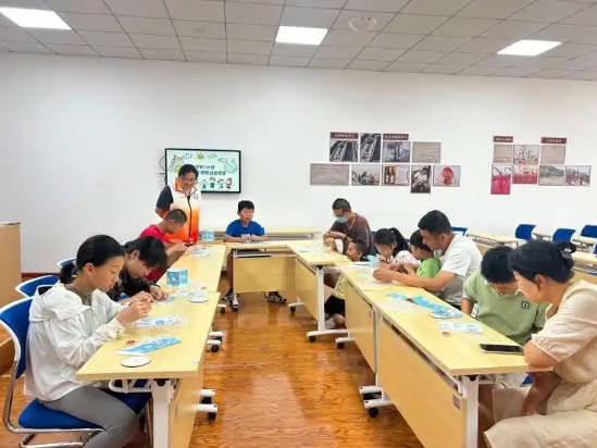 沙子口街道社工站组织开展探索π计划之走马灯原理公益课堂