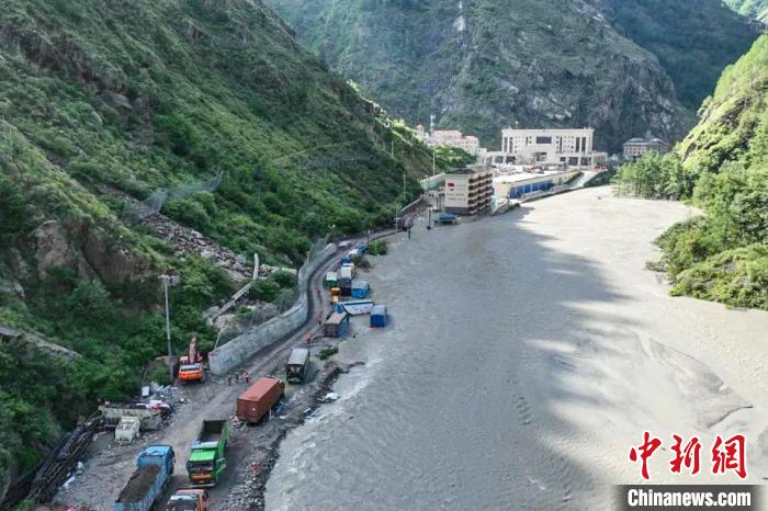 西藏日喀则抢通至吉隆口岸道路