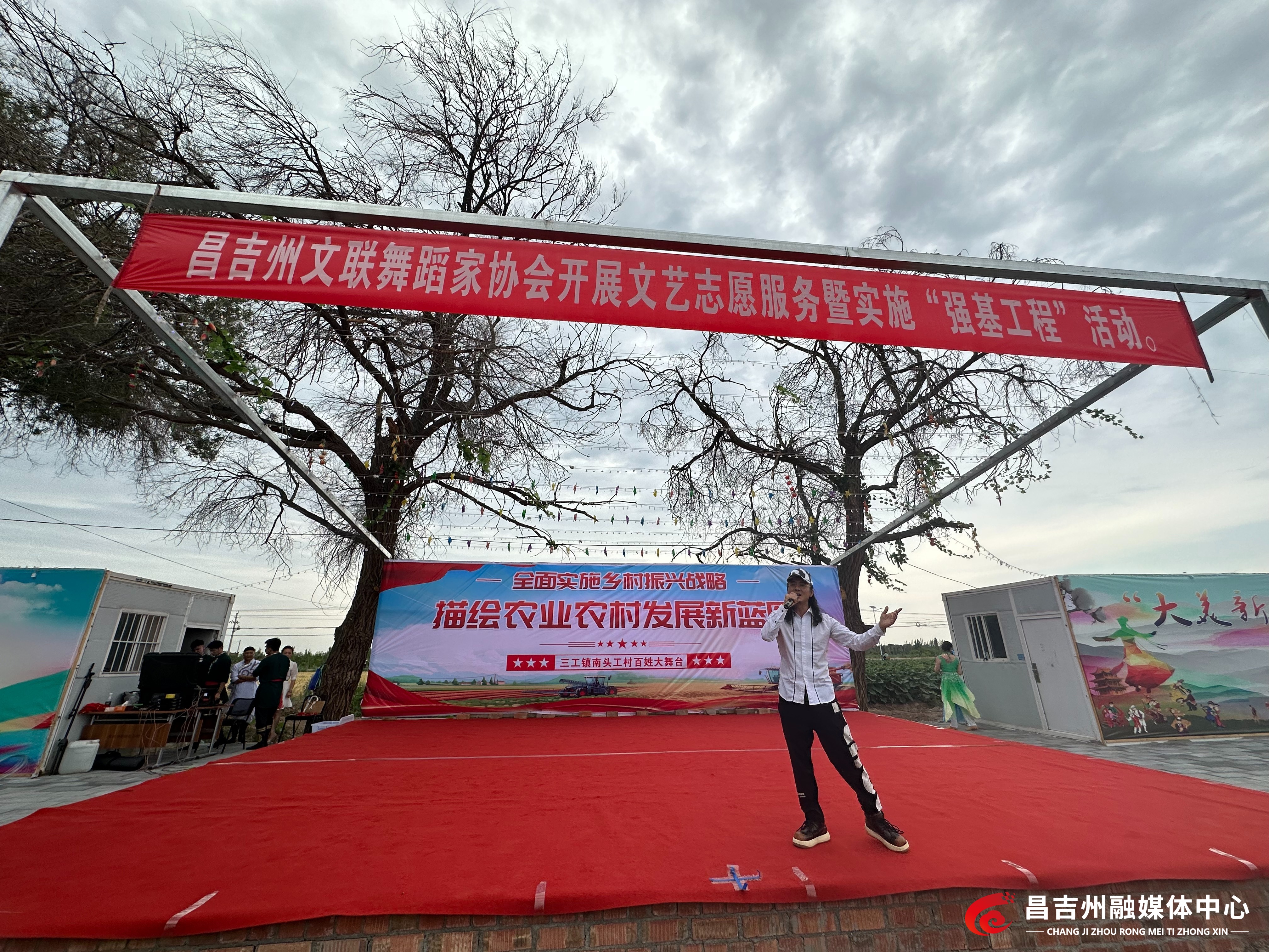 昌吉州文联舞蹈家协会开展文艺志愿服务活动