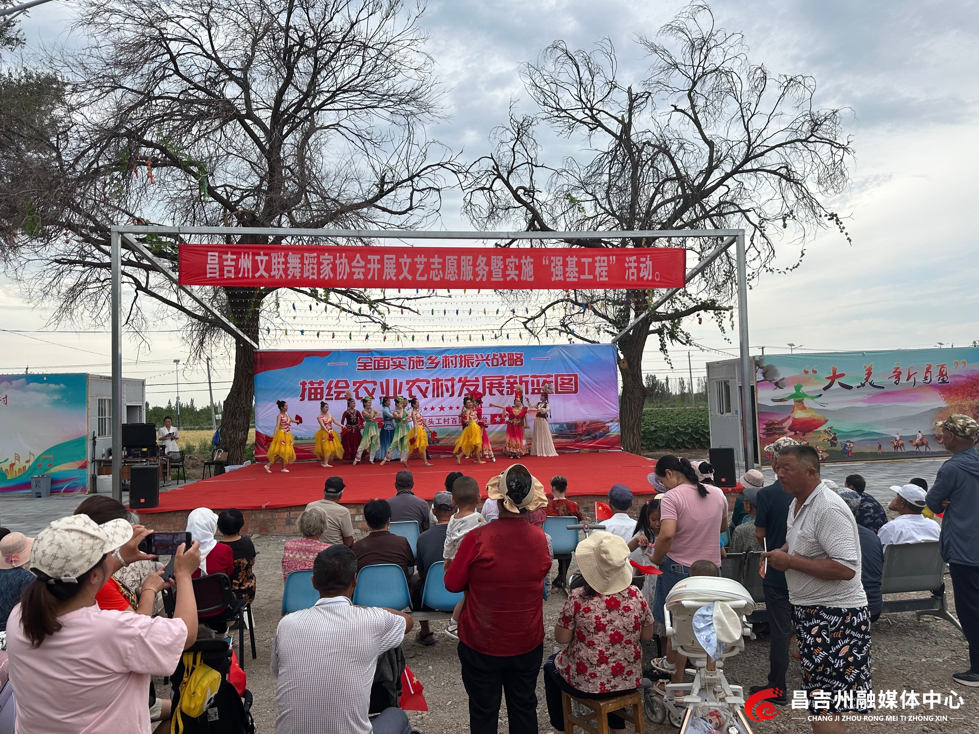 昌吉州文联舞蹈家协会开展文艺志愿服务活动
