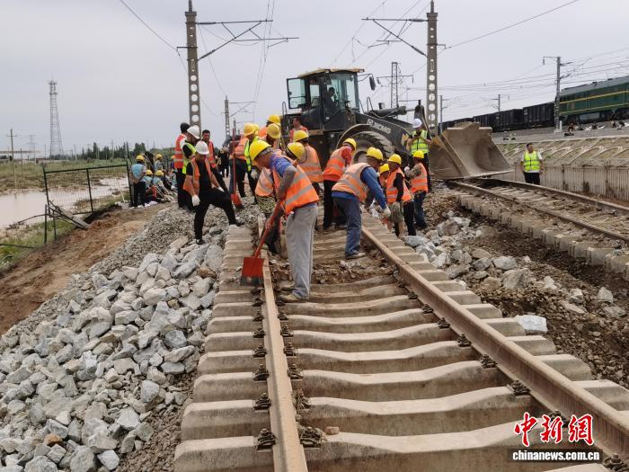 包兰铁路因暴雨中断行车 铁路部门启动应急响应