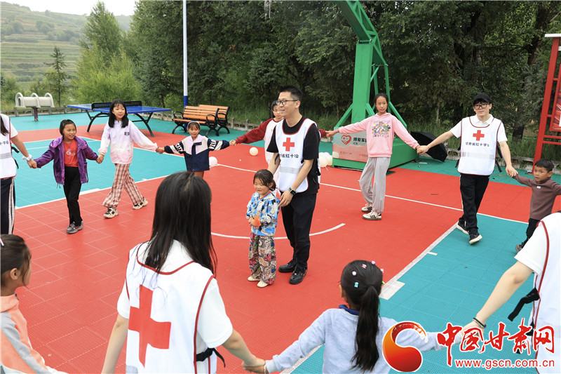 甘肃省红十字会联合兰州城市学院学子在积石山县举行关爱慰问活动