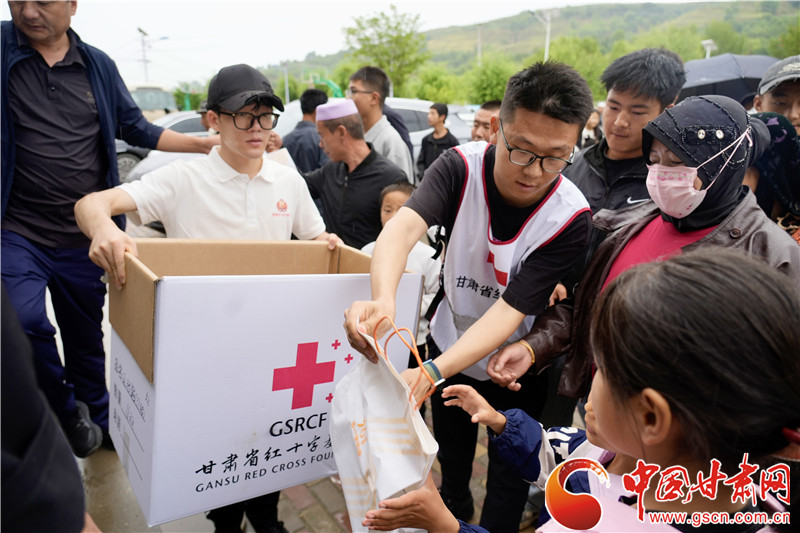 甘肃省红十字会联合兰州城市学院学子在积石山县举行关爱慰问活动