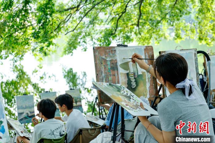 安徽黟县：古村写生热